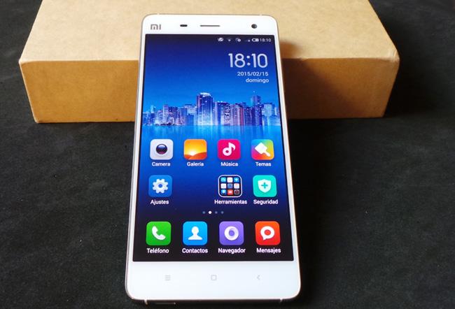 Teléfono Xiaomi Mi4 apoyado en su caja