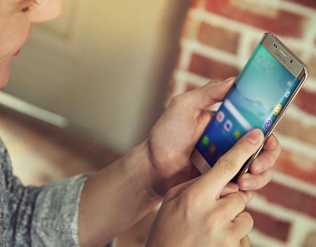 Samsung Galaxy S6 Edge Plus detalle de pantalla curvada
