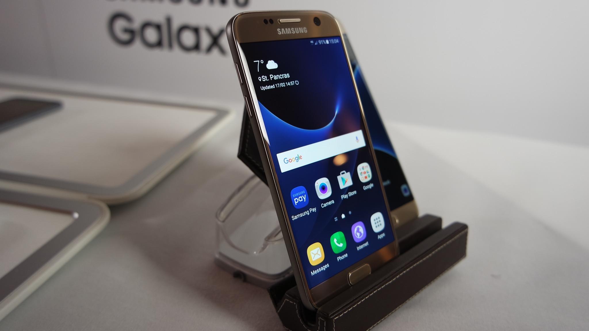 Samsung Galaxy S7 en soporte erguido con pantalla encendida
