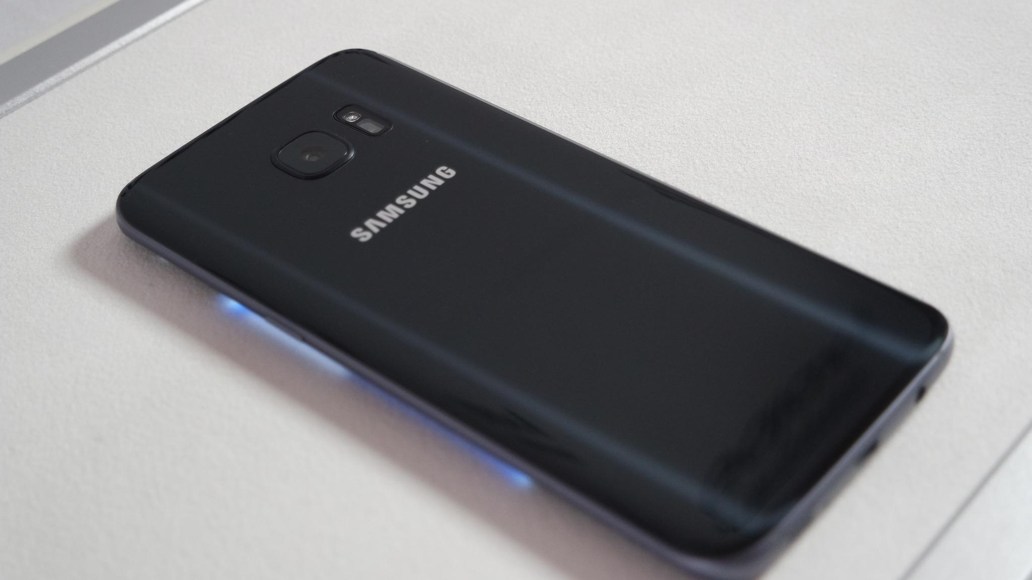 Samsung Galaxy S7 Edge negro detrás