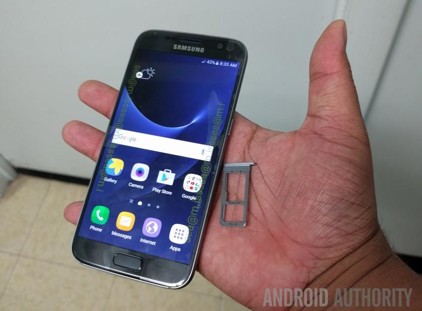 Samsung Galaxy S7 frontal con bandeja de SIM y microSD