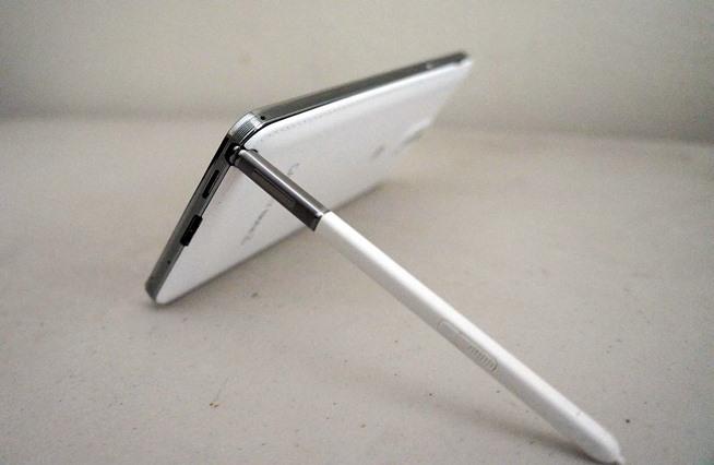 Samsung Galaxy Note 3 con soporte casero con S Pen