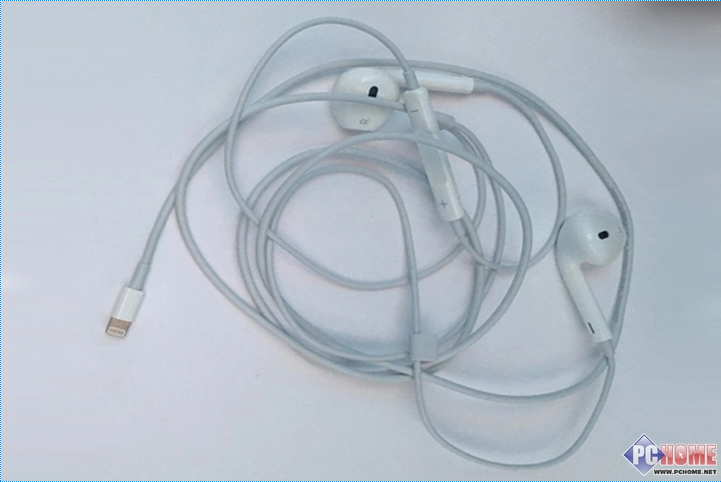 Auriculares Apple con conector lightning en blanco