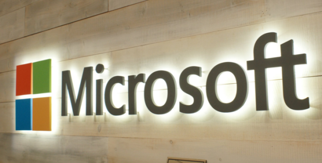 Logotipo Microsoft sobre madera