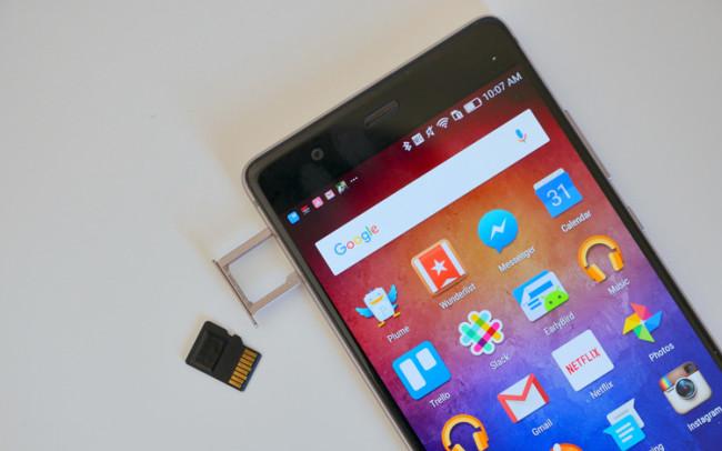 Slot para tarjetas microSD en un smartphone