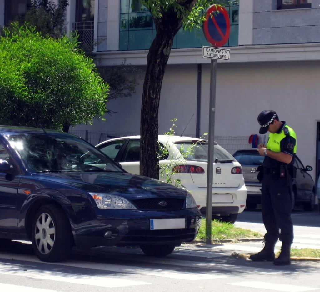 policia poniendo una multa de aparcamiento