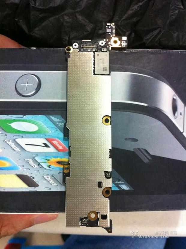 iPhone 5 placa base detalle LTE y batería