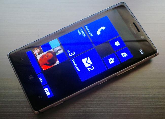Nokia Limua 925 con pantalla encendida