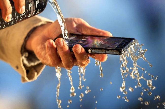Sony Xperia Z mojándose en agua
