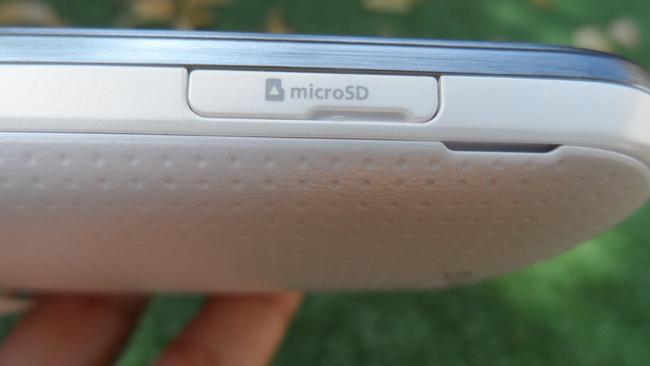 Hueco de la tarjeta microSD del Samsung Galaxy K Zoom