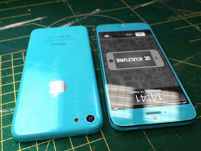 iPhone en azul turquesa