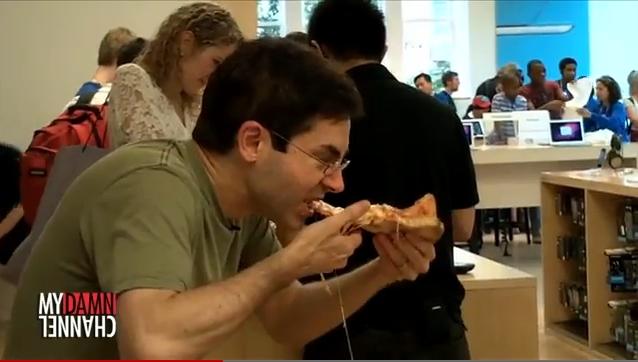 Apple Store Comiendo pizza