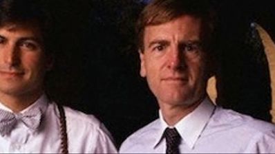 Steve Jobs y John Sculley posando para una foto