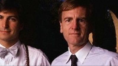 Steve Jobs y John Sculley posando para una foto