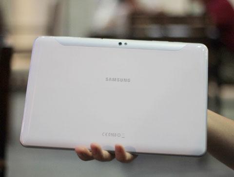 Samsung Galaxy Tab 10.1 blanca vista desde atrás