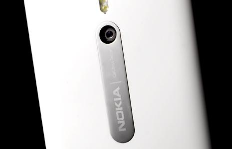 Carcasa blanca de policarbonato en el Nokia Lumia 800