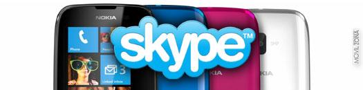 logotipo de skype con nokia lumia 610 de fondo