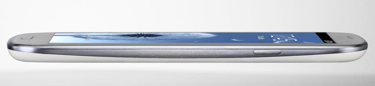Samsung Galaxy S3 de color blanco, vista de perfil