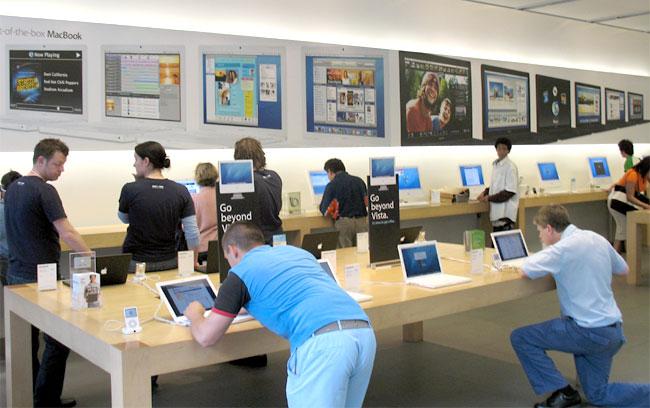 person con camiseta azul dentro de una apple store