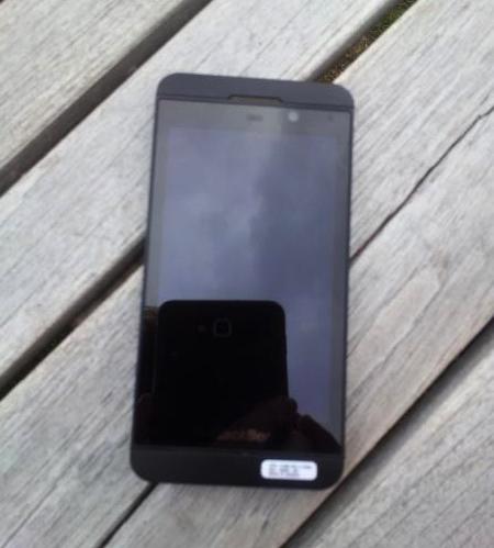 Primera imagen de un smartphone con BlackBerry 10