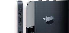 iPhone 5 de color negro con el conector y logo de su parte trasera