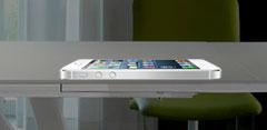 iPhone 5 blanco sobre mesa