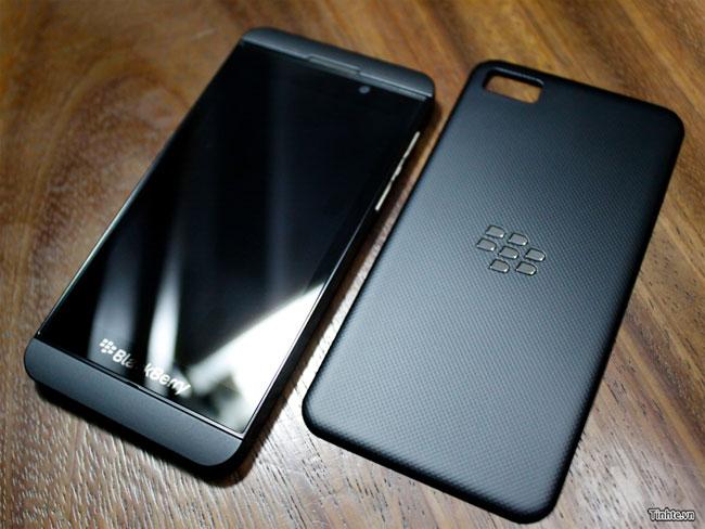 BlackBerry Serie L con BB10, imagen frontal y carcasa posterior