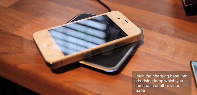 iPhone 4s sobre cargador inalámbrico