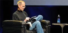 Steve Jobs sentado usando el iPad