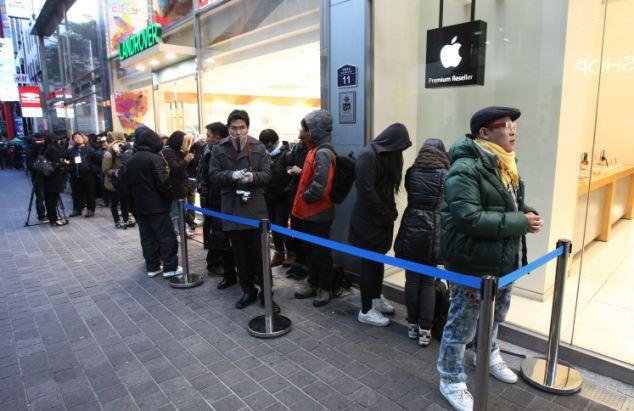 Colas en la venta de iPhone 5 en Corea