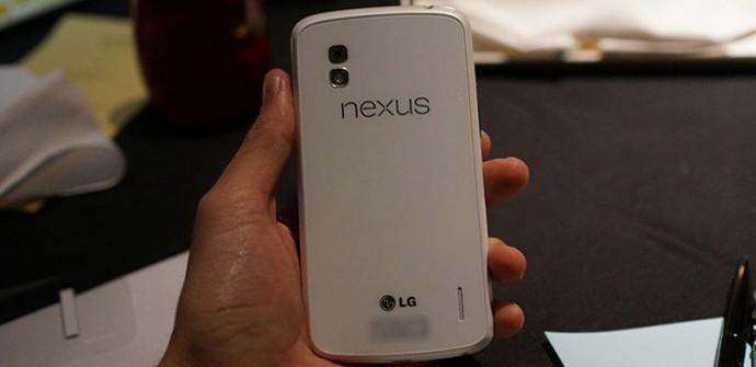 Nuevo teléfono Google Nexus 4 de color blanco