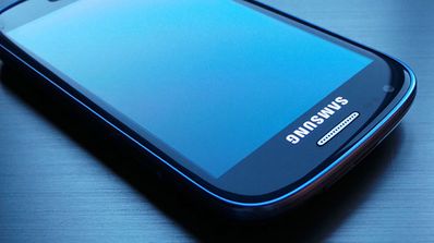 Samsung Galaxy S3 Mini de color azul oscuro