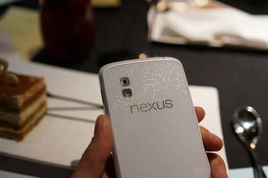 parte trasera del Nexus 4 blanco
