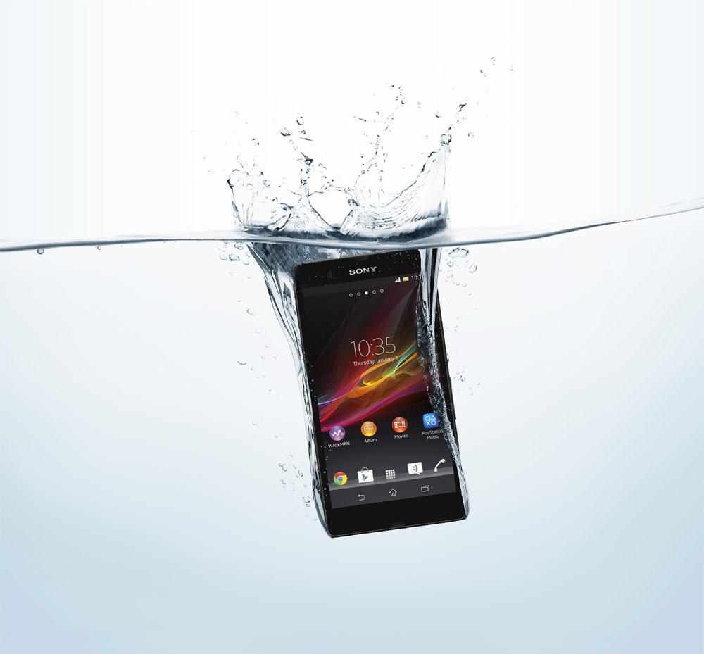Sony Xperia ZL sumergiéndose en el agua