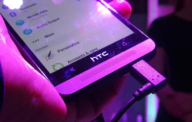 HTC One vista inferior y conector