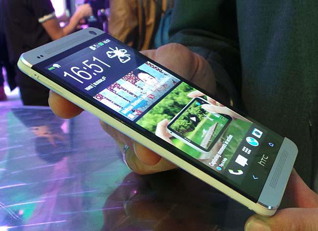 HTC One vista de perfil