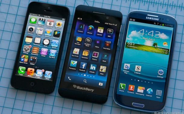 Teléfonos BlackBerry Z10, Samsung Galaxy S3 y iPhone 5