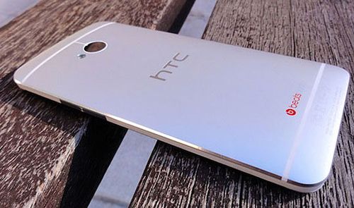 HTC One plateado vista trasera