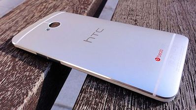 HTC One plateado vista trasera