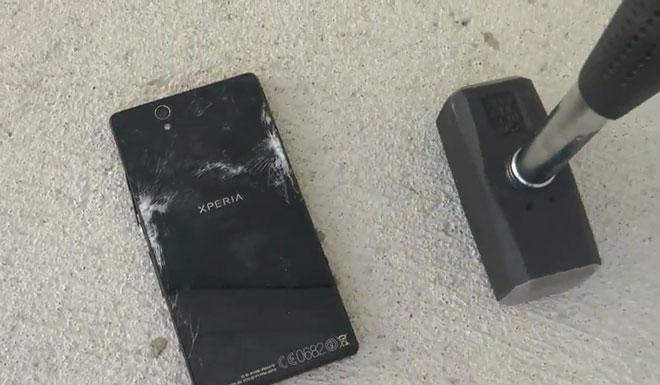 Resistencia de la pantalla del Sony Xperia Z a los golpes de una maza