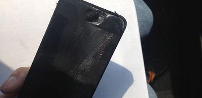 Teléfono iPhone 5 después de explotar