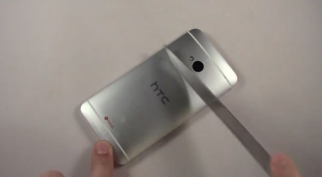 HTC One y un cuchillo