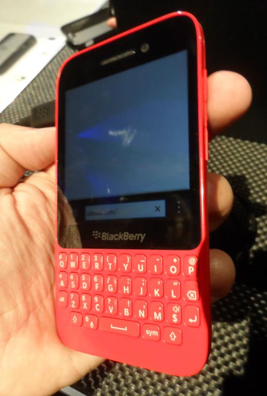 Teléfono BlackBerry Q5 de color rojo