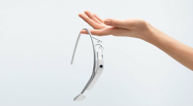 Gaoogle Glass sujetadas con una mano