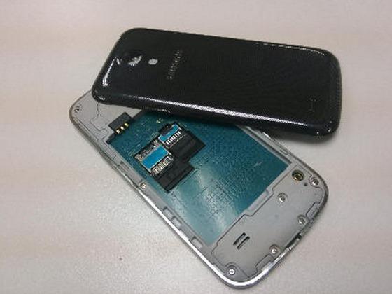 Tapa trasera abierta del Samsung Galaxy S4 Mini