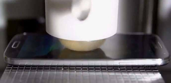 El Samsung Galaxy S4 torturado en un vídeo.