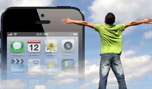 iPhone negro sobre fondo azul con nubes