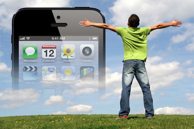 iPhone sobre fondo azul con un hombre delante