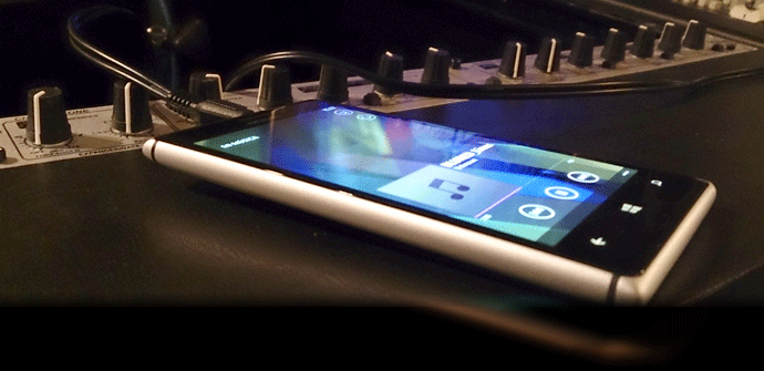 Nokia Lumia 925 sobre mesa de estudio