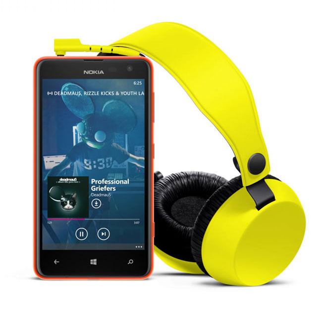 Nokia Lumia 625 con auriculares BOOM